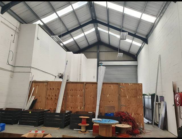 287M² FACTORY RENTED IN SAXENBURG PARK 2